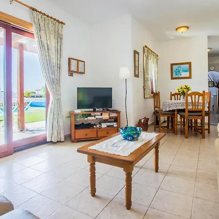 Beautiful 2 Bed With Large Pool Casa Manana