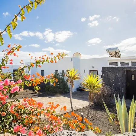 Отель Beautiful 2 Bed With Large Pool Casa Manana