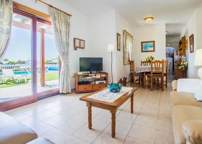 Beautiful 2 Bed With Large Pool Casa Manana